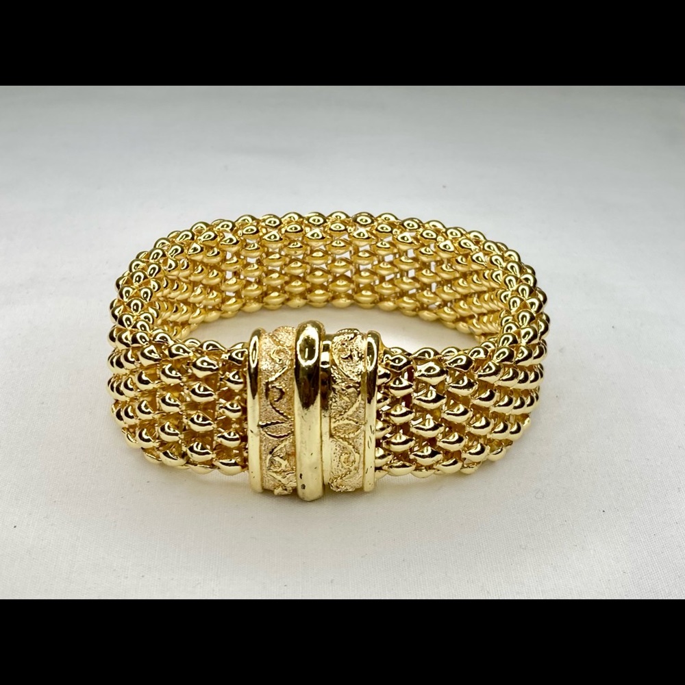 GOLD TONE MESH DESIGN BRACELET WITH MAGNETIC CLOSURE NWOT.